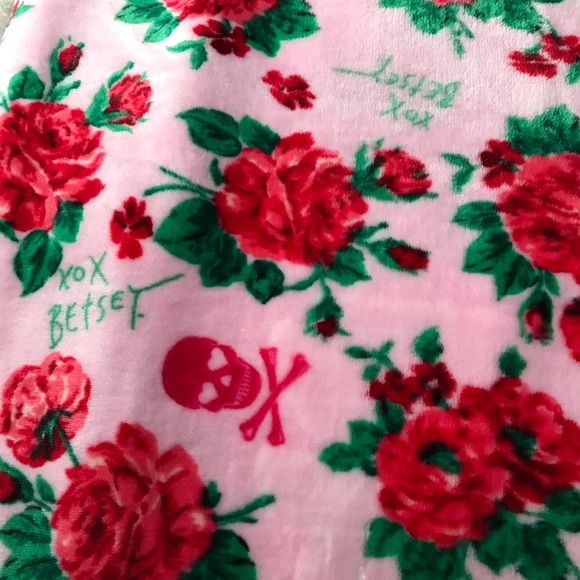 Betsey Johnson Pink Roses Bouquet Skulls Throw - Picture 3 of 8